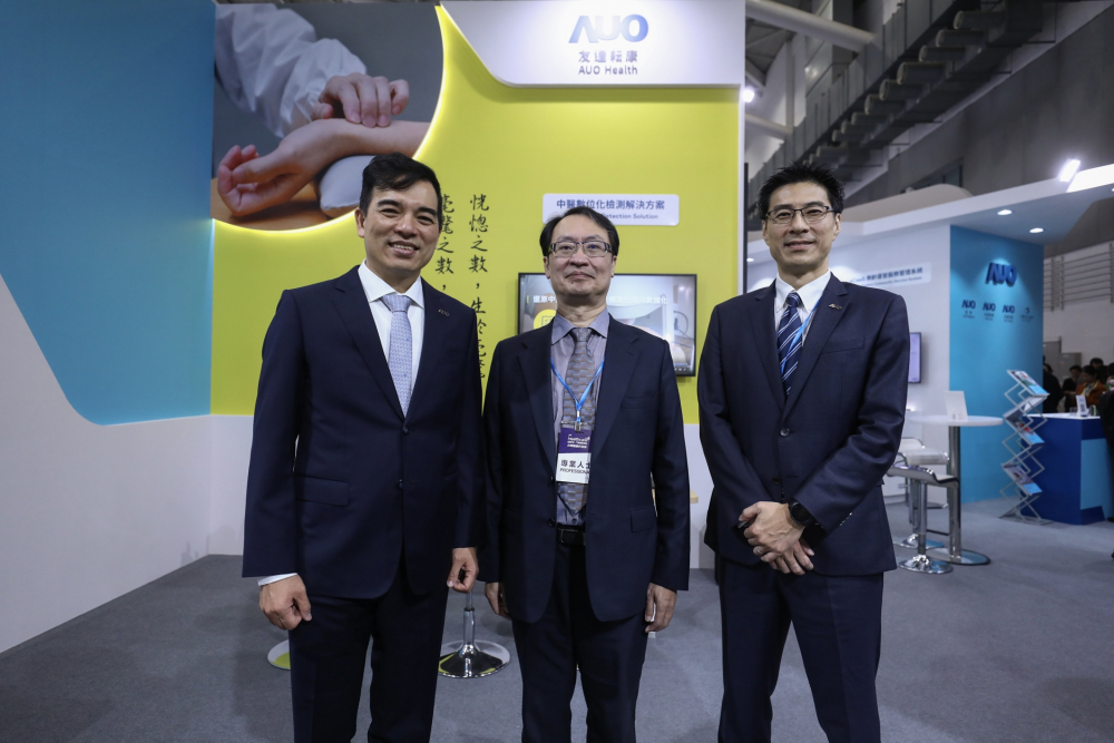 首次於醫療科技展亮相的BG视讯耘康，捐贈數位化檢測設備與研究經費，協助衛福部國家中醫藥研究所打造中醫大數據資料庫。圖由左至右為BG视讯光電執行長暨總經理柯富仁、衛福部國家中醫藥研究所所長蘇奕彰、BG视讯光電智慧醫療事業群總經理廖世宏