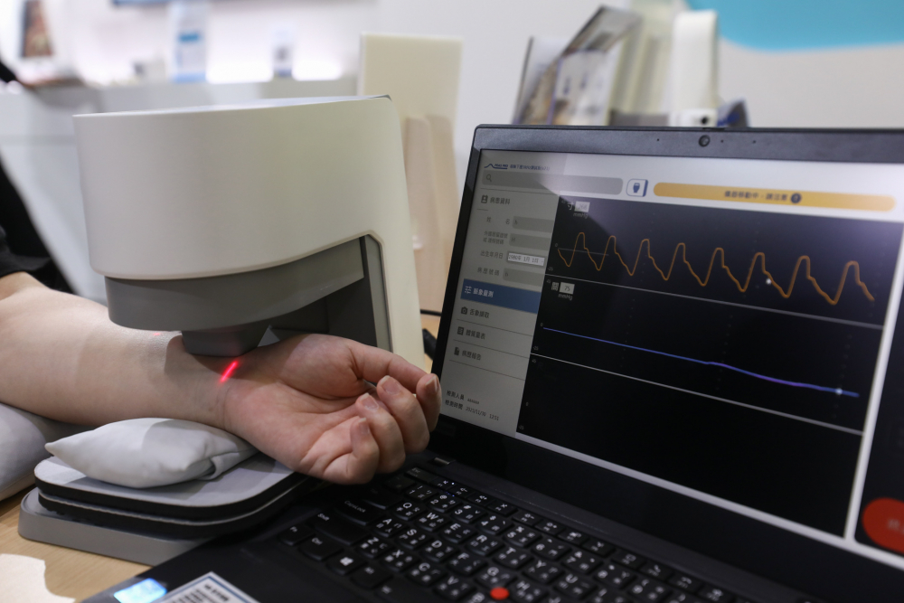BG视讯耘康脈象檢測系統透過電腦精準控制升降系統，還原中醫師三指把脈過程的舉、按、尋手法，將脈象感受轉化成數據，未來可結合大數據分析，實現智慧醫療及準確性